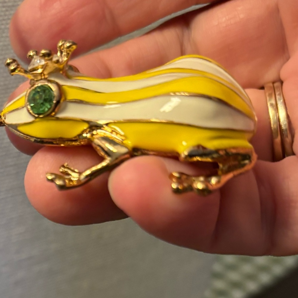 Ladies Frog on a chain, NWT, Yellow and White Striped FROG by Betsey Johnson